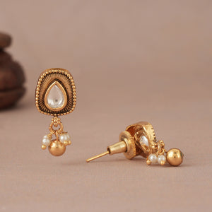 Cute small kundan stud antique gold earring