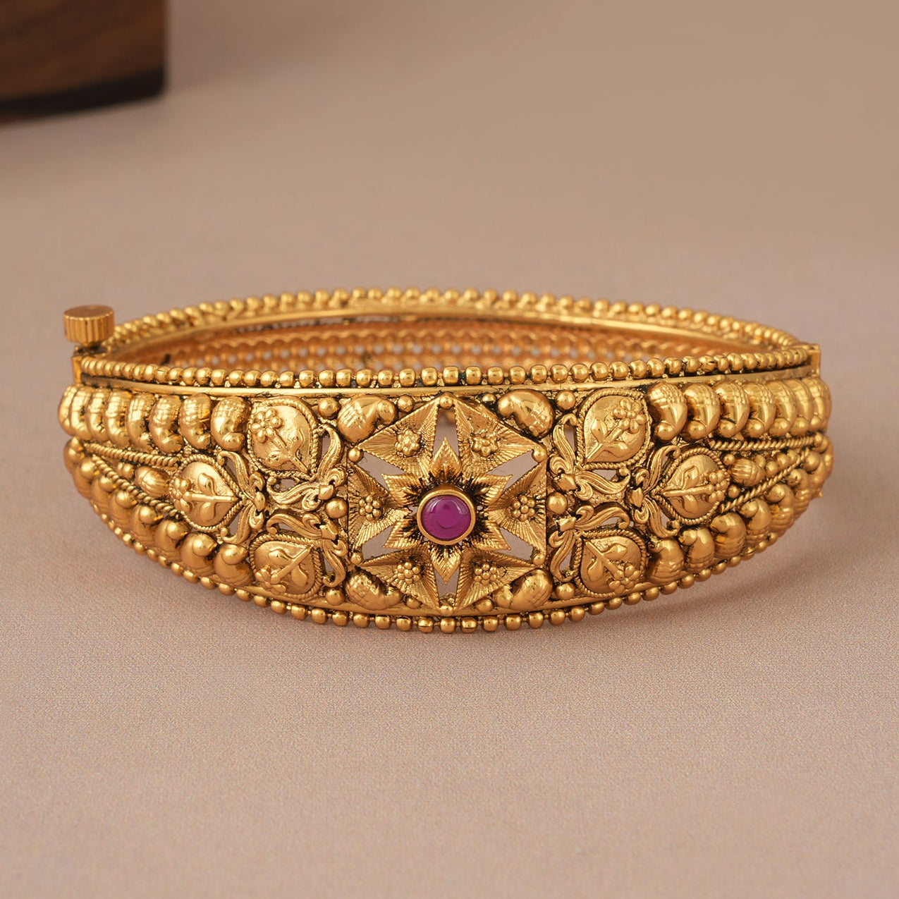 Stunning antique gold openable kada