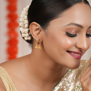 Cute pear shape antique gold green stone drop earring