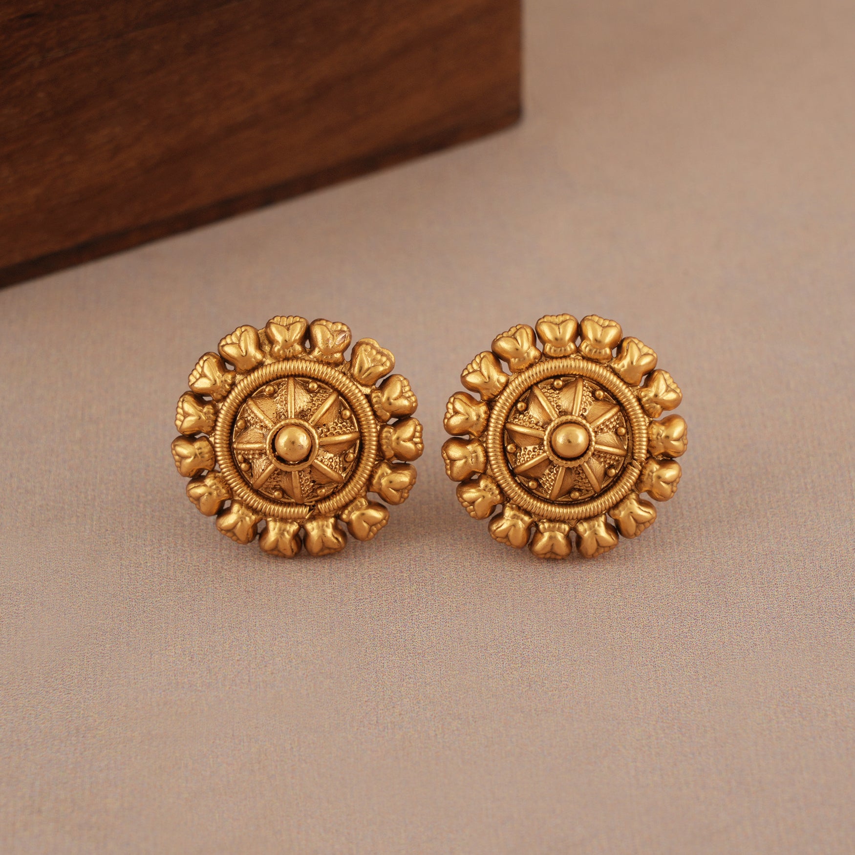 Cute sleek antique plain gold choker necklace set