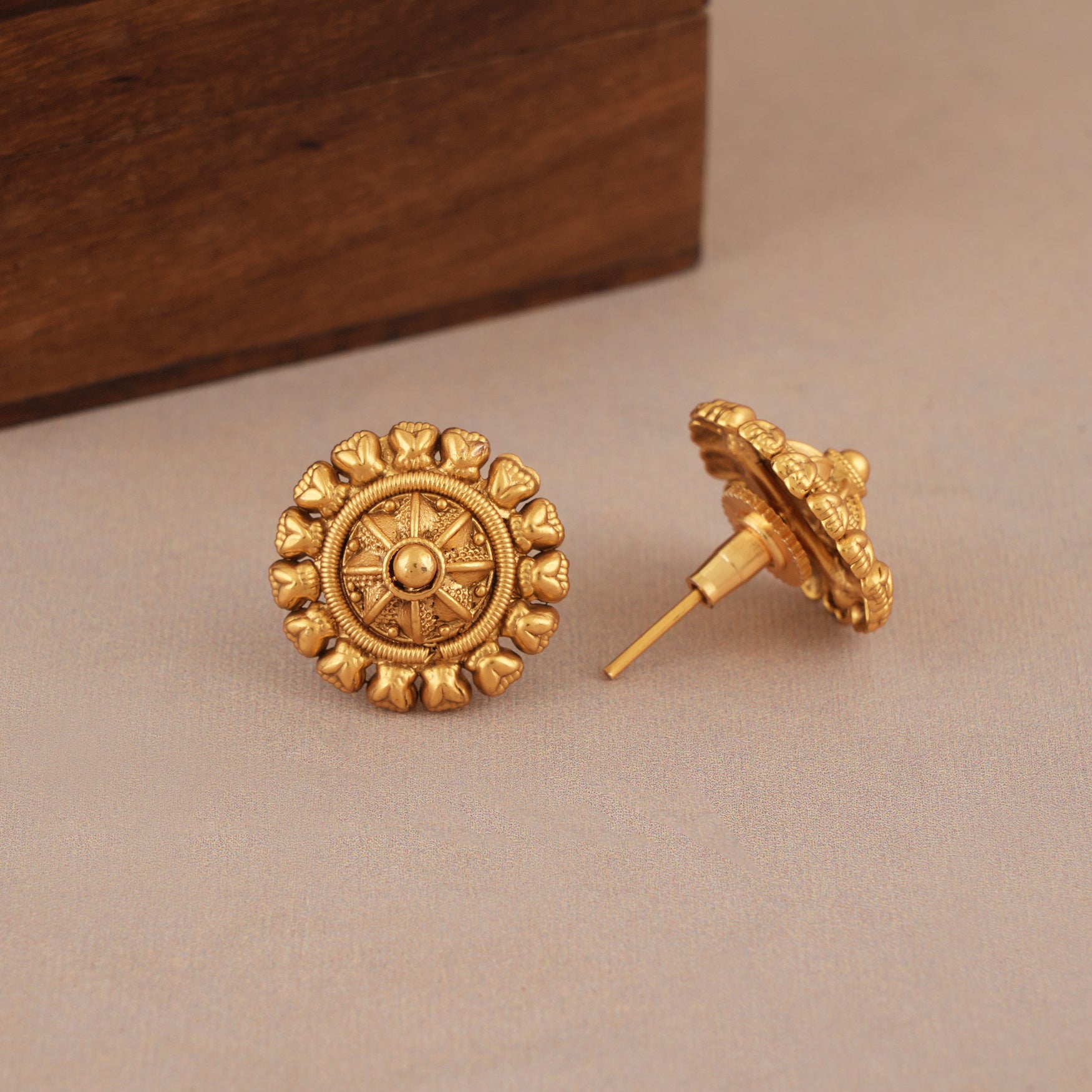 Cute sleek antique plain gold choker necklace set