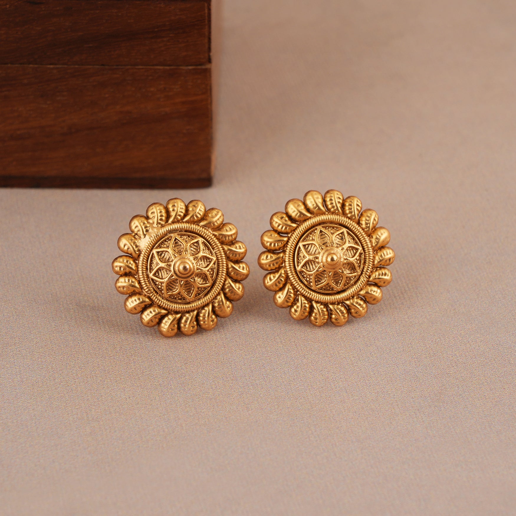 Cute floral simple plain antique gold necklace set