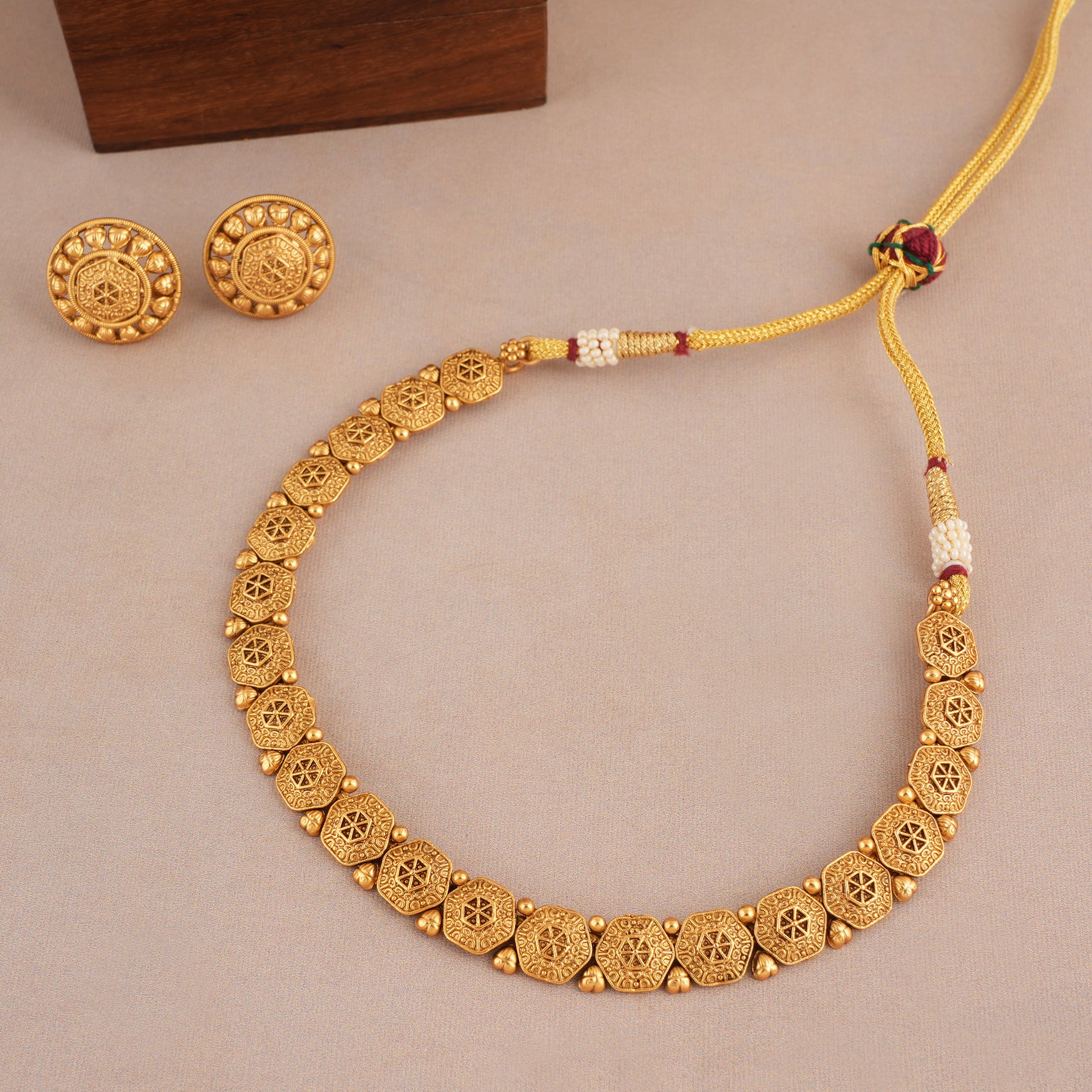 Cute elegant plain antique gold necklace set with earring