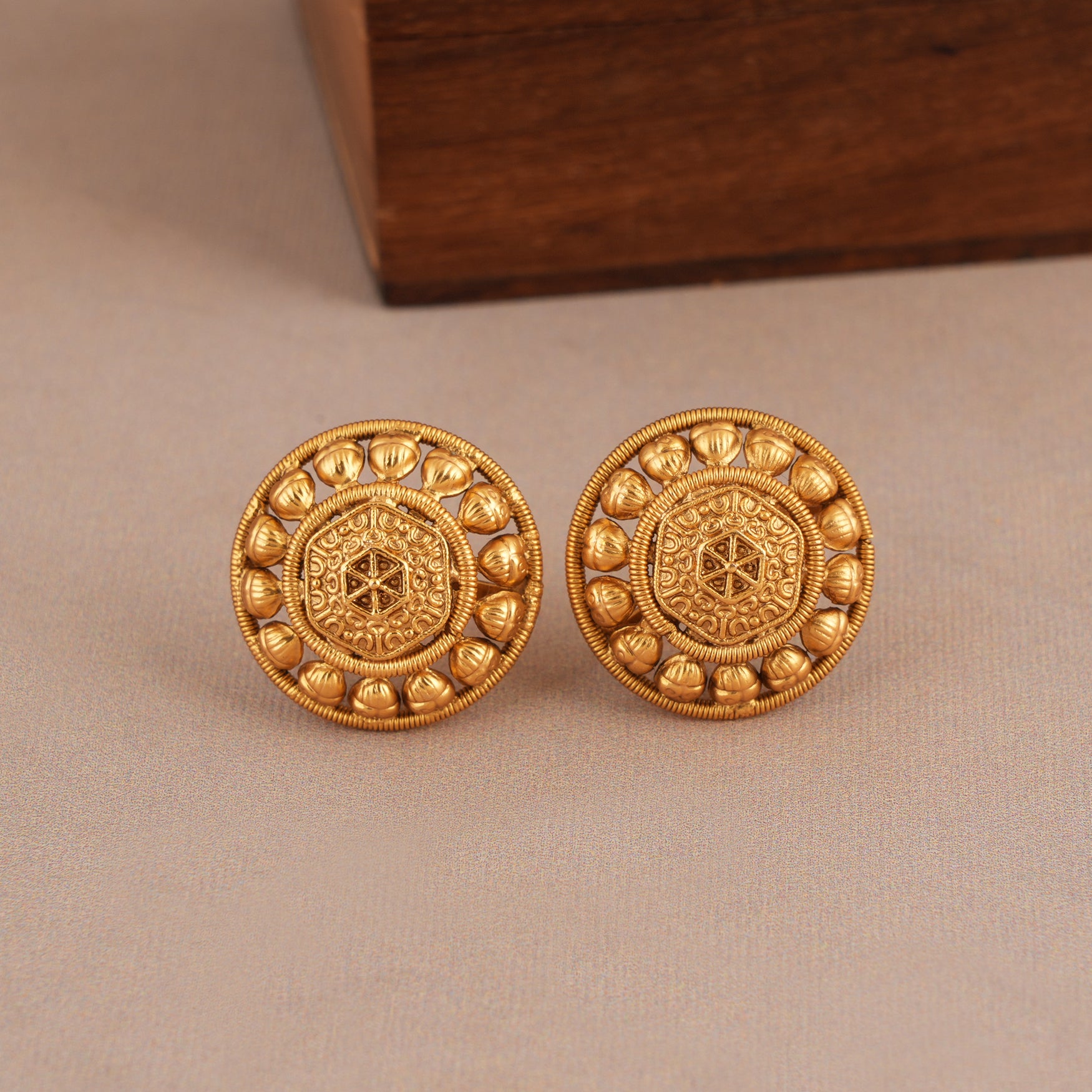 Cute elegant plain antique gold necklace set with earring