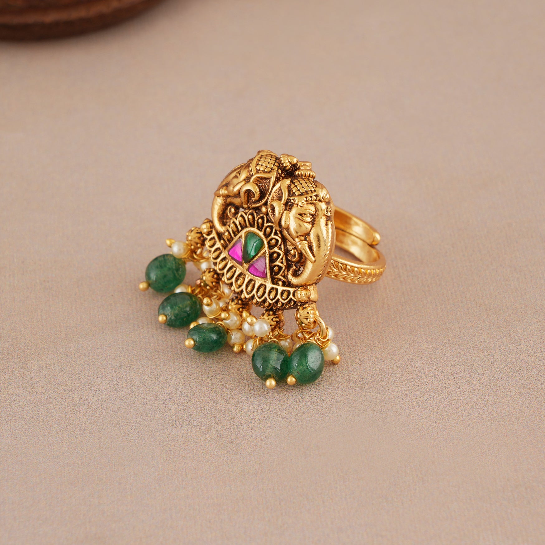 Stunning emerald stone antique gold finger ring