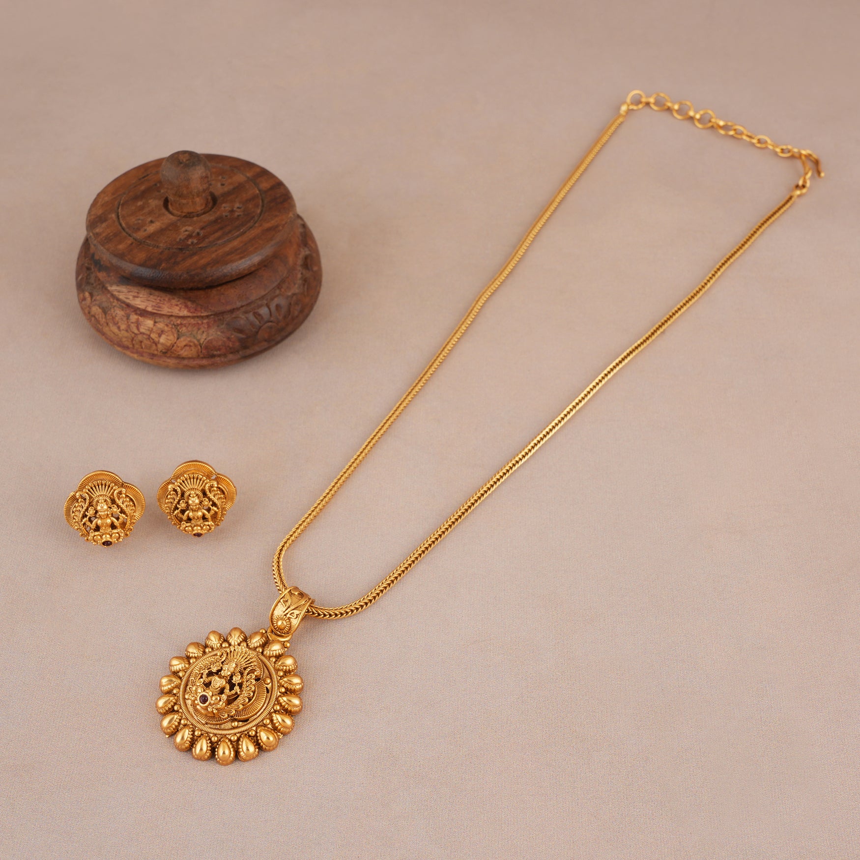Cute elegant antique gold maa lakshmi pendant set