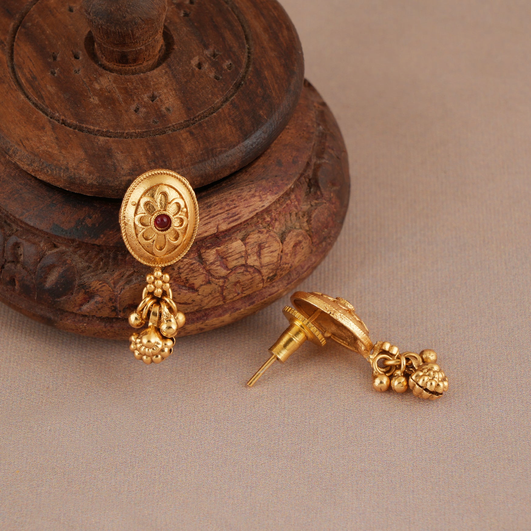 Beautiful elegant antique gold oval shape mangalsutra set