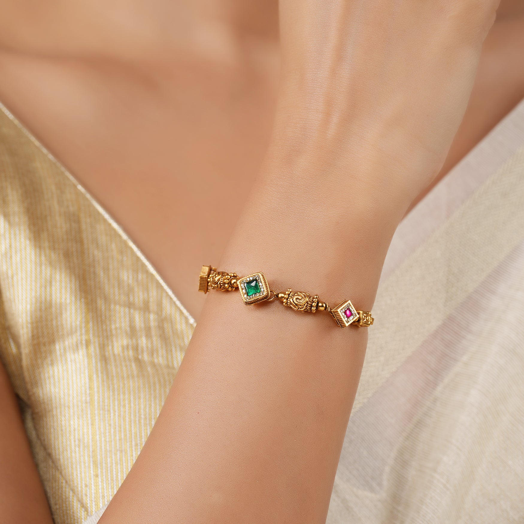 Cute beautiful antique gold free size bracelet