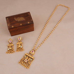 Beautiful stone antique gold plated pendant set