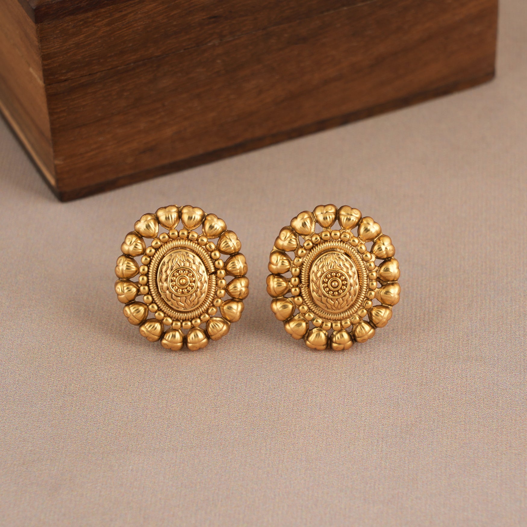 Elegant antique gold oval shaped necklace set