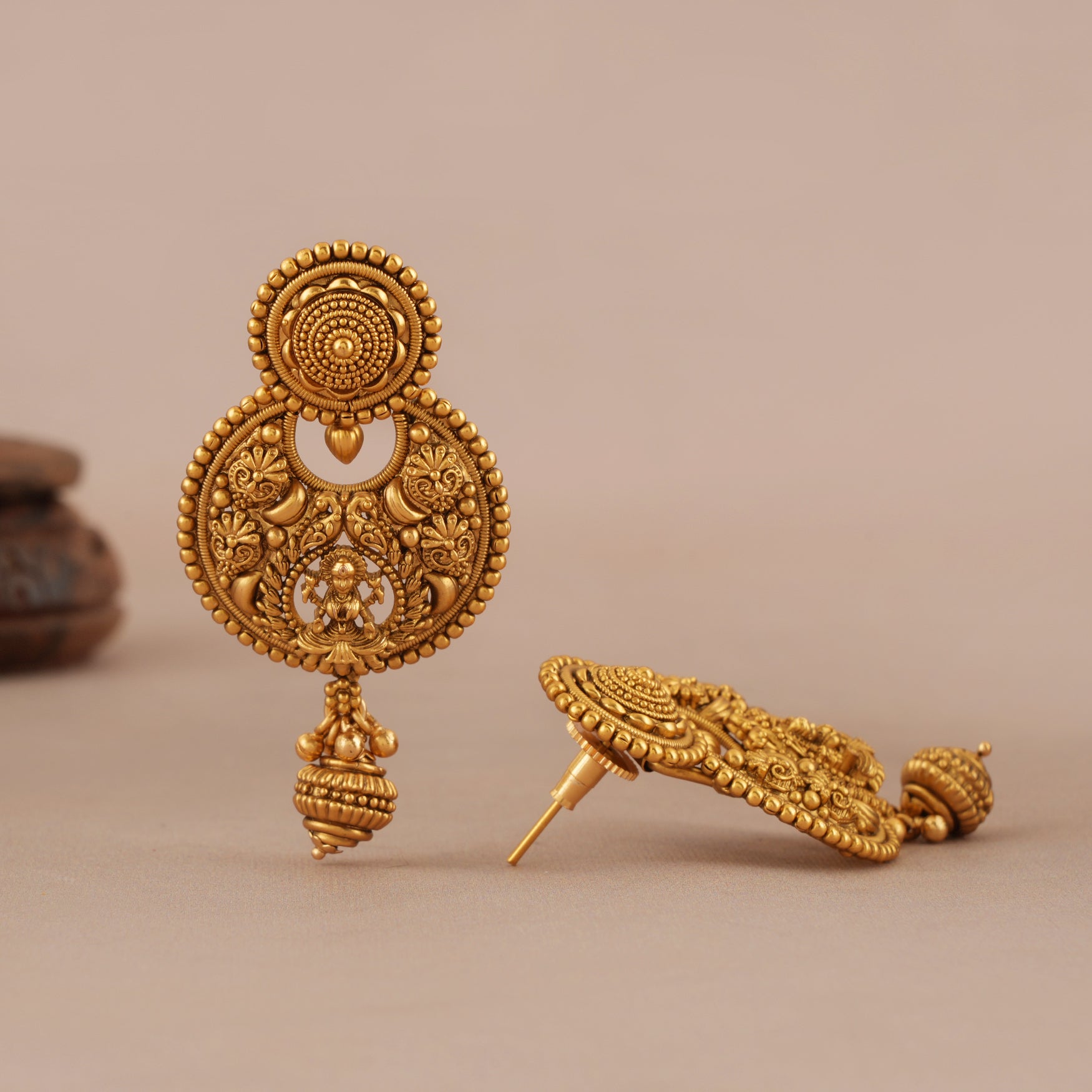 Auspicious antique gold plain intricate maa lakshmi choker necklace set