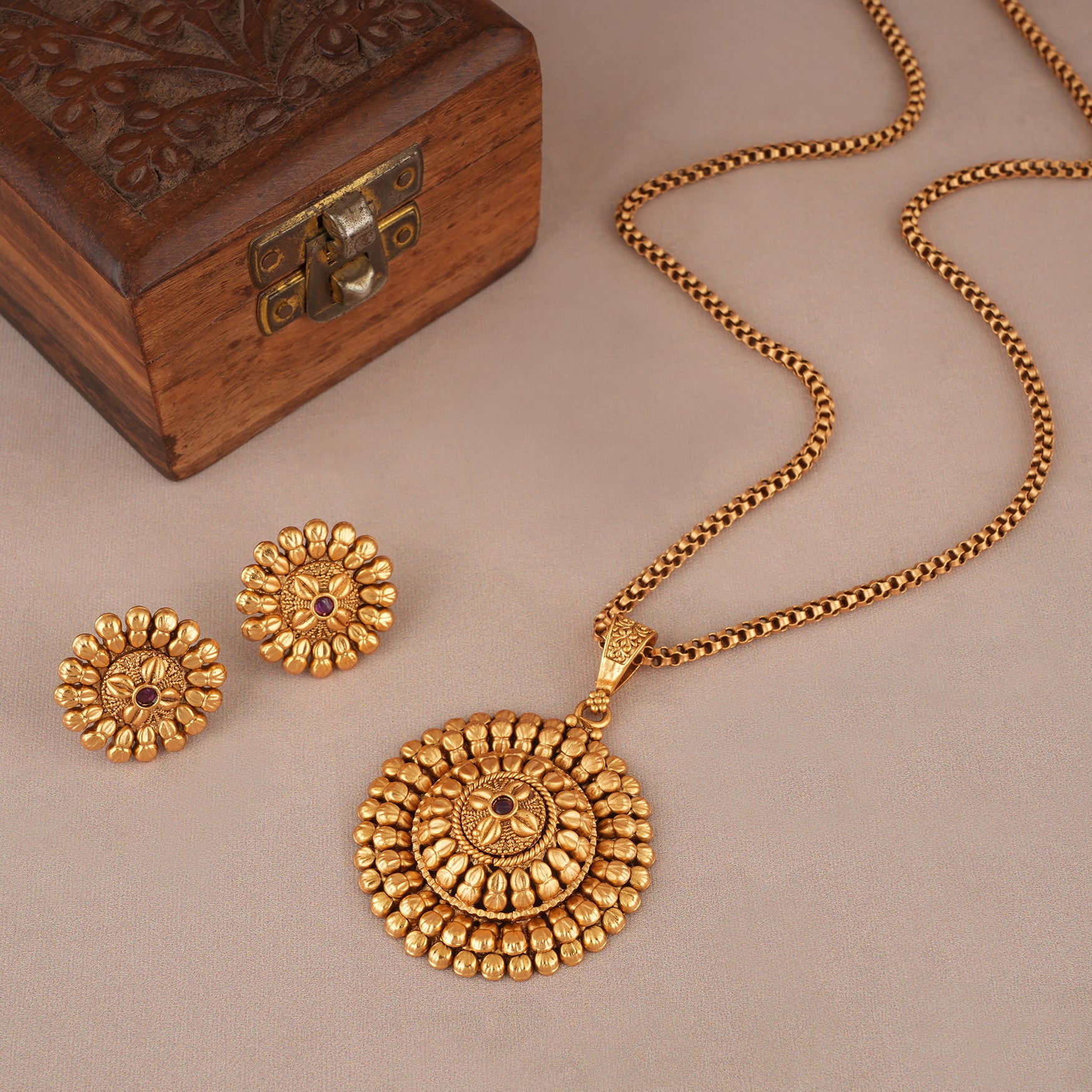Beautiful floral antique gold pendant set with earring