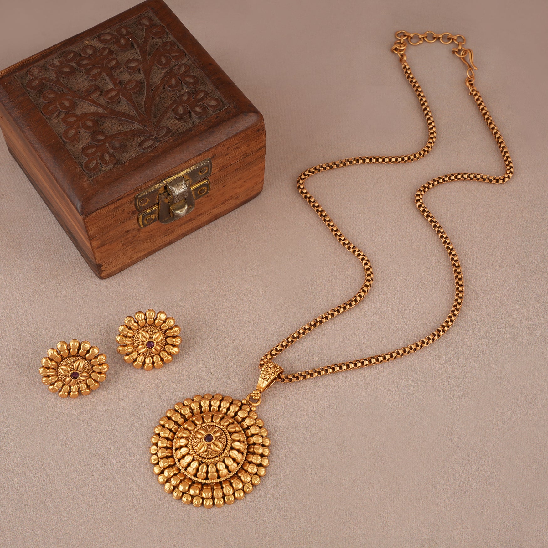 Beautiful floral antique gold pendant set with earring
