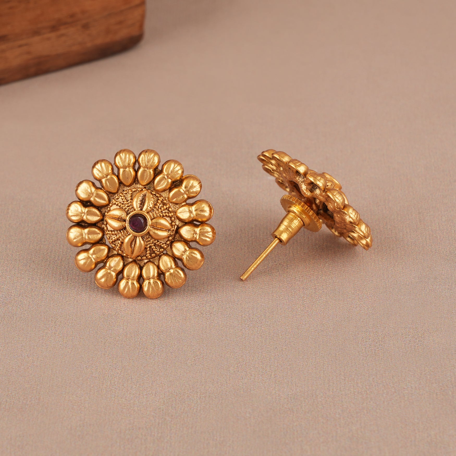 Beautiful floral antique gold pendant set with earring