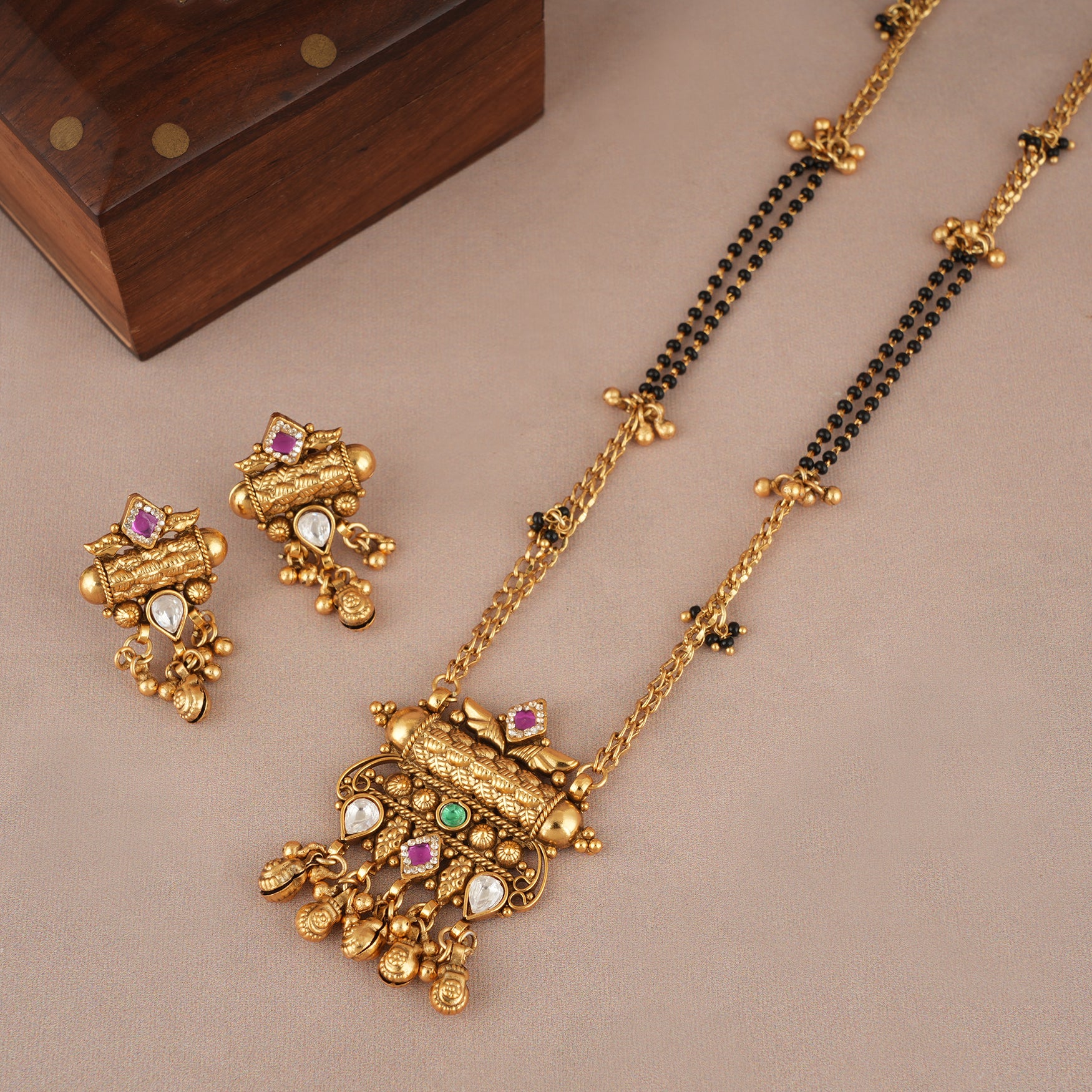 Long antique gold stone mangalstura set