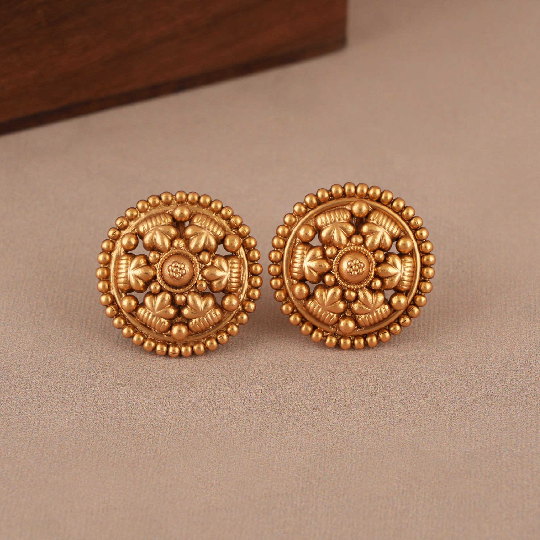 Delicate plain antique gold choker necklace set