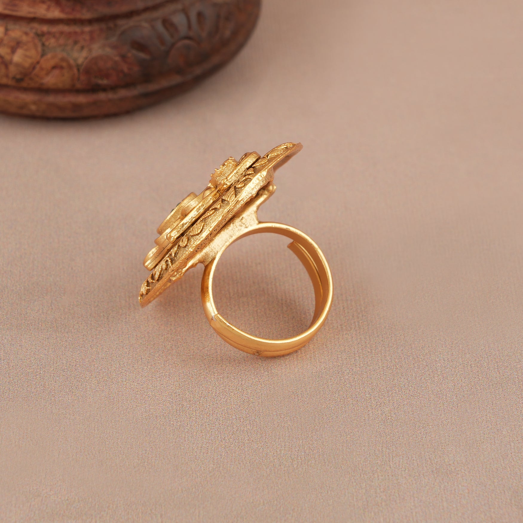 Beautiful oval yellow gold stone finger ring