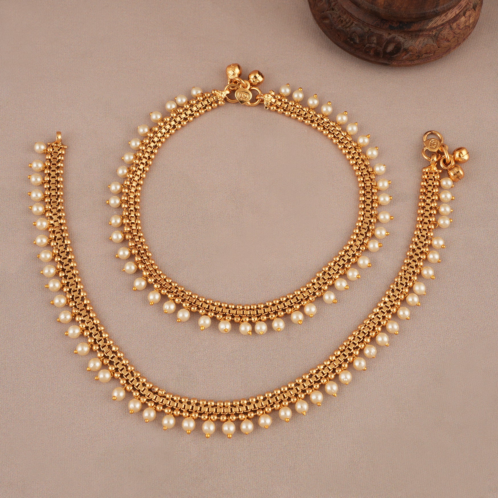 Stunning pearl line antique gold anklet