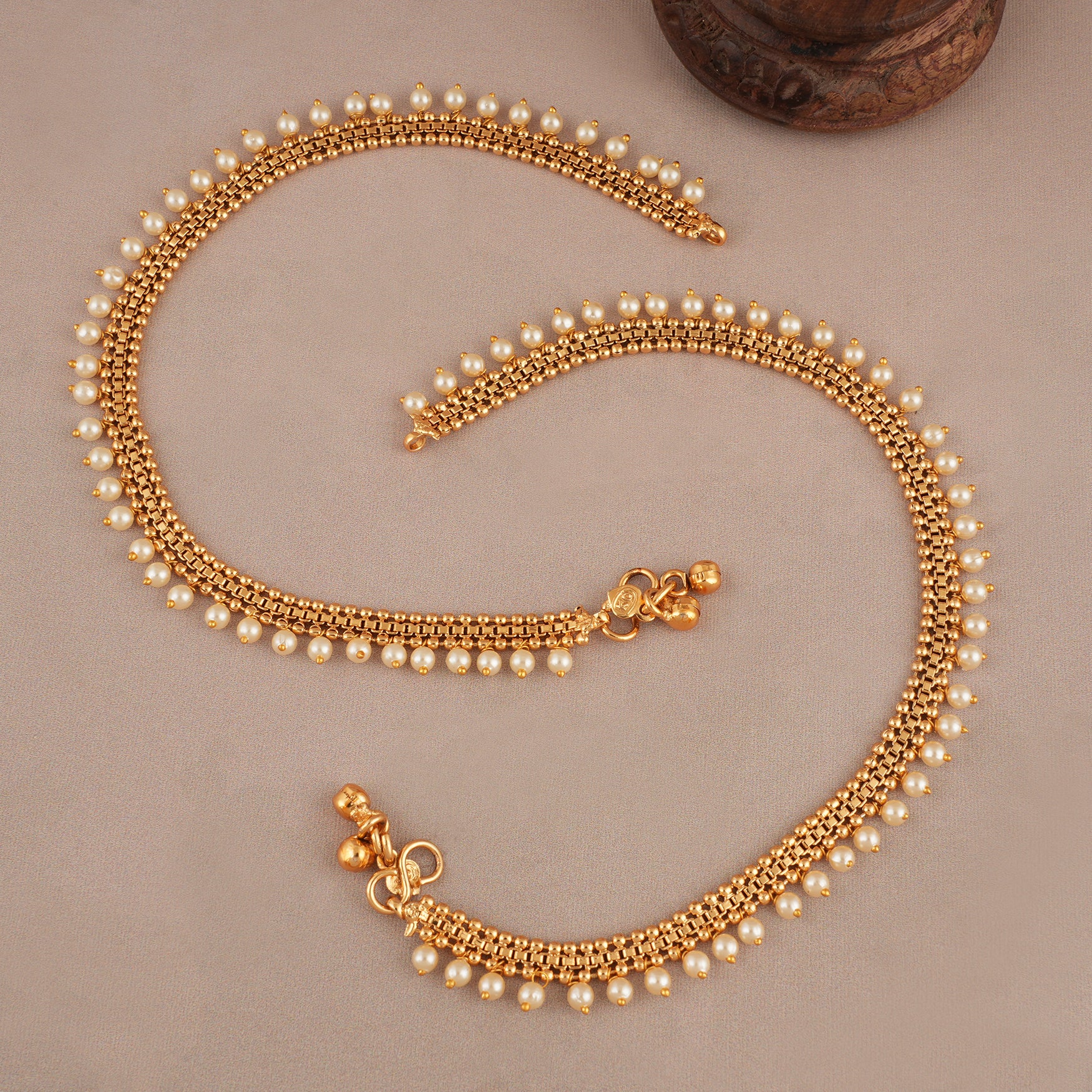 Stunning pearl line antique gold anklet