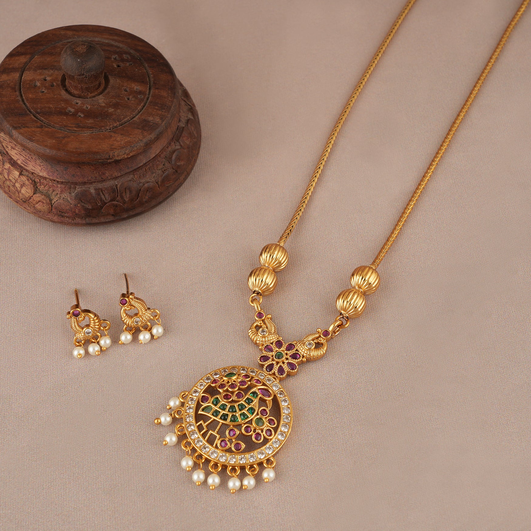 Beautiful elegant gold stone pendant set