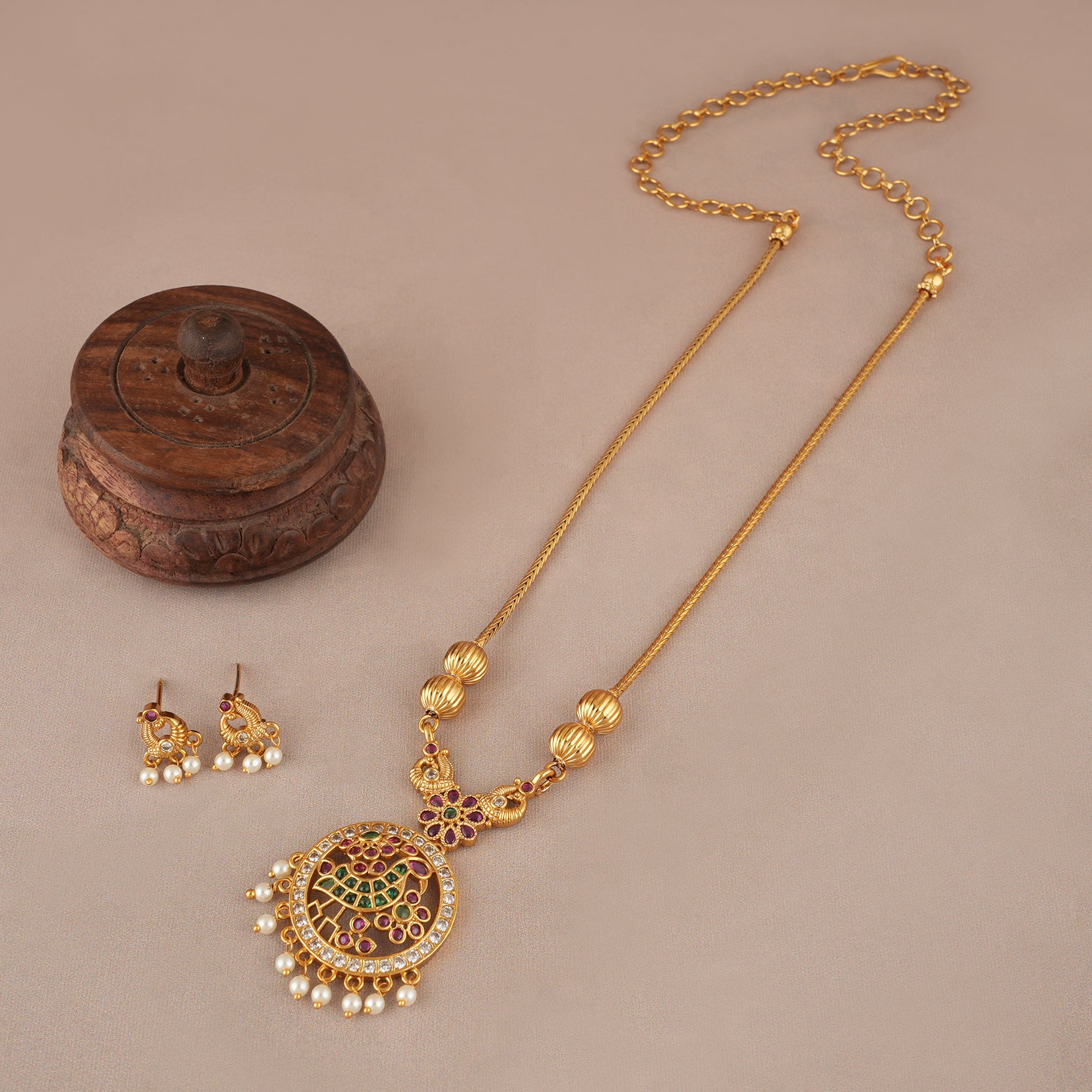Beautiful elegant gold stone pendant set