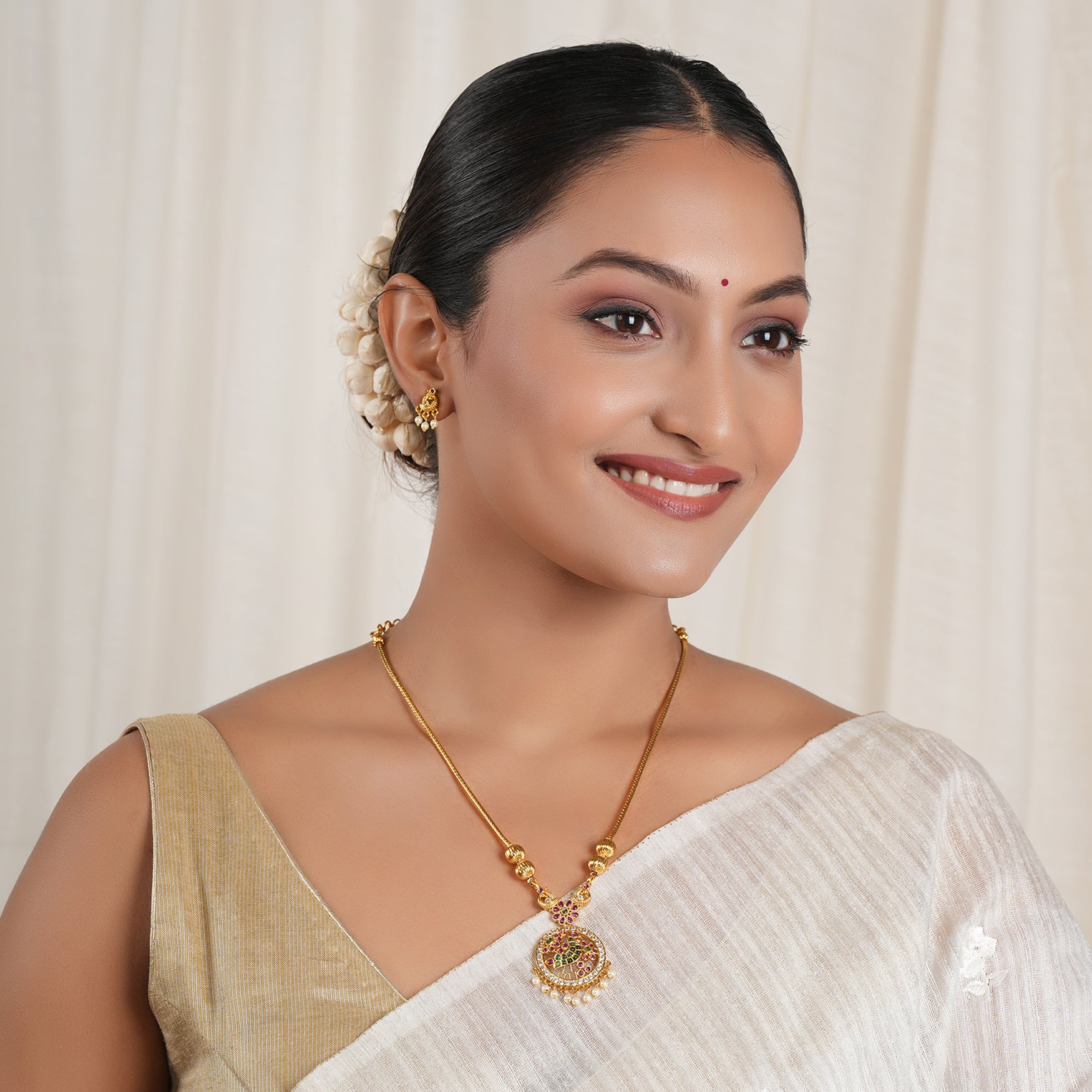 Beautiful elegant gold stone pendant set