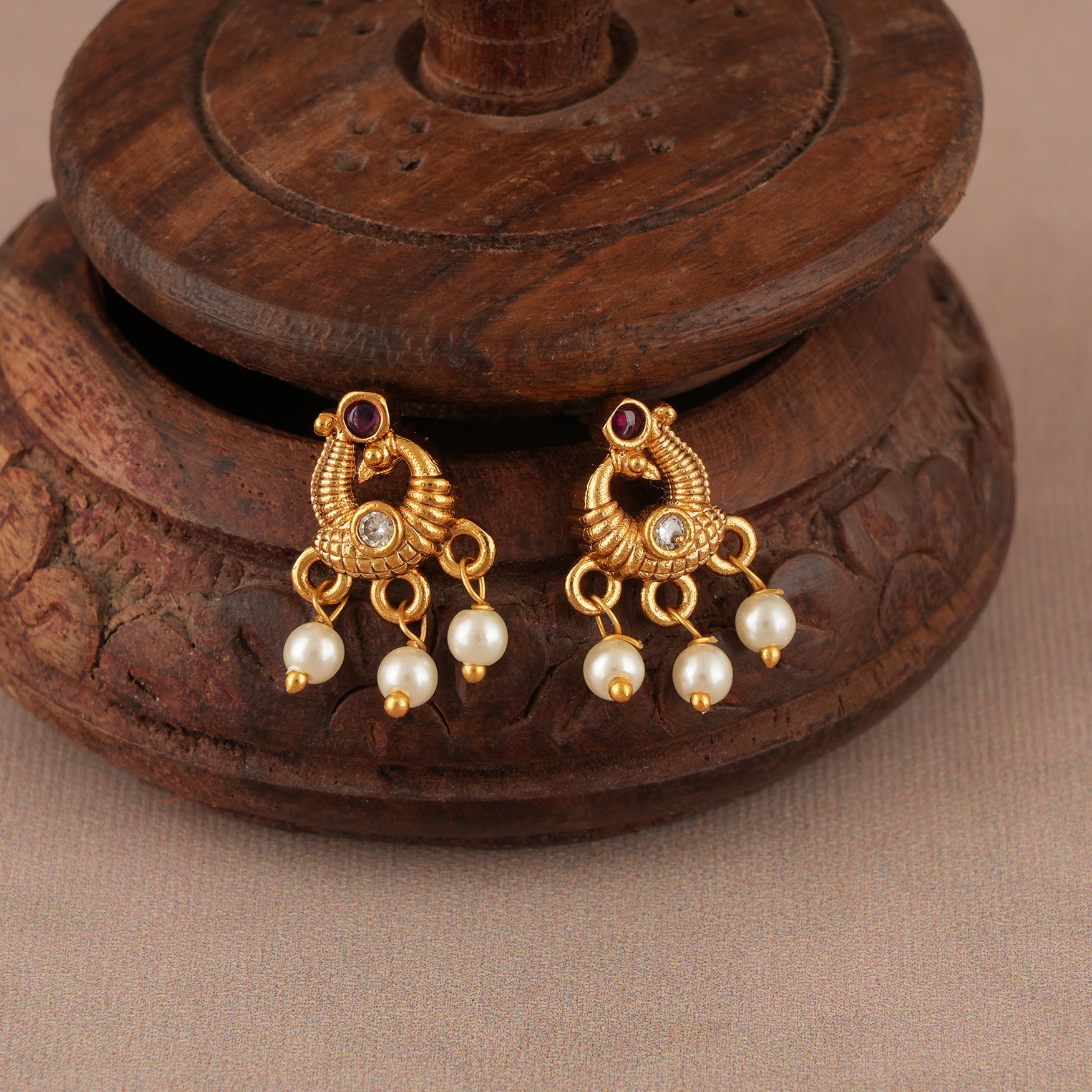 Beautiful elegant gold stone pendant set