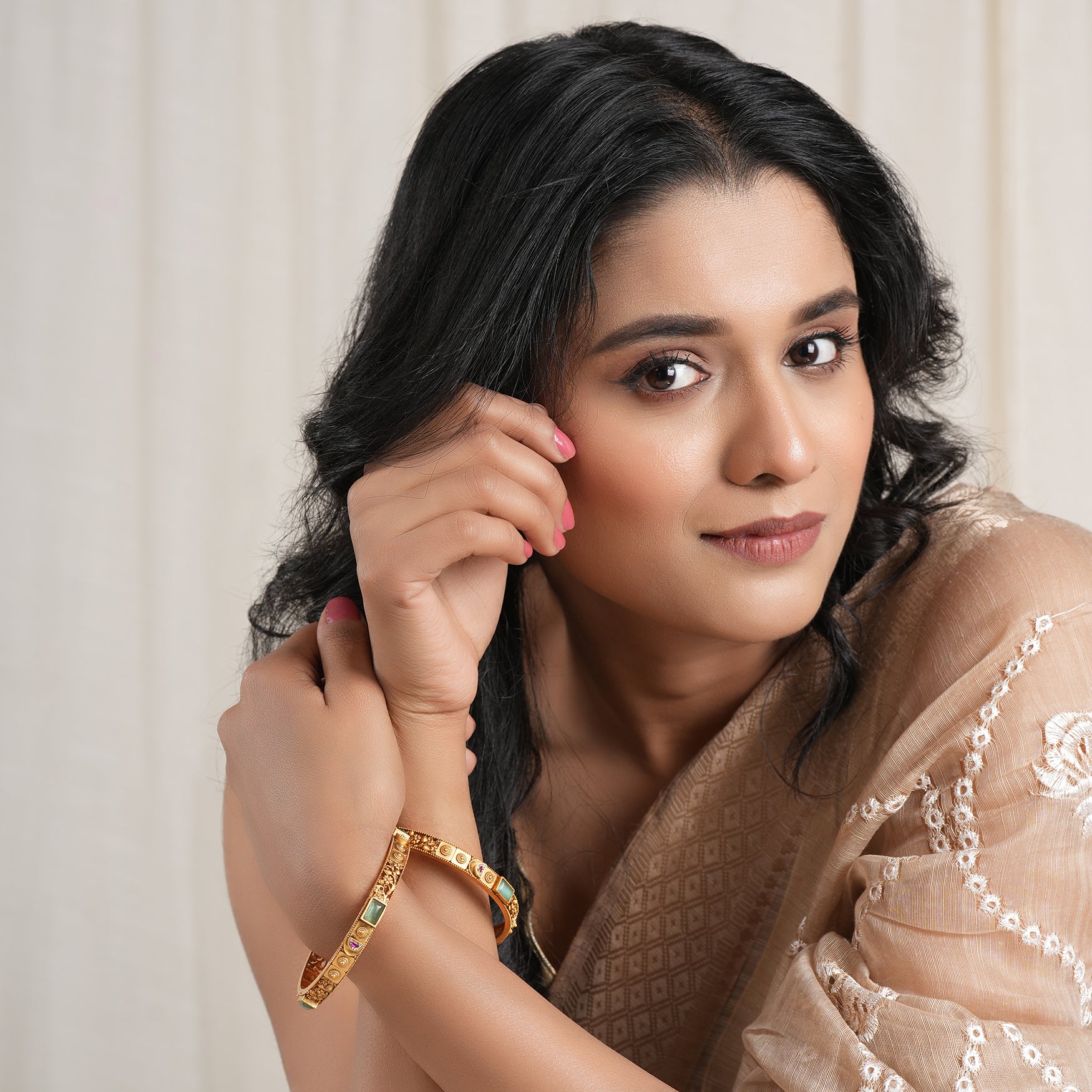 Elegant stone antique gold sleek bangle set