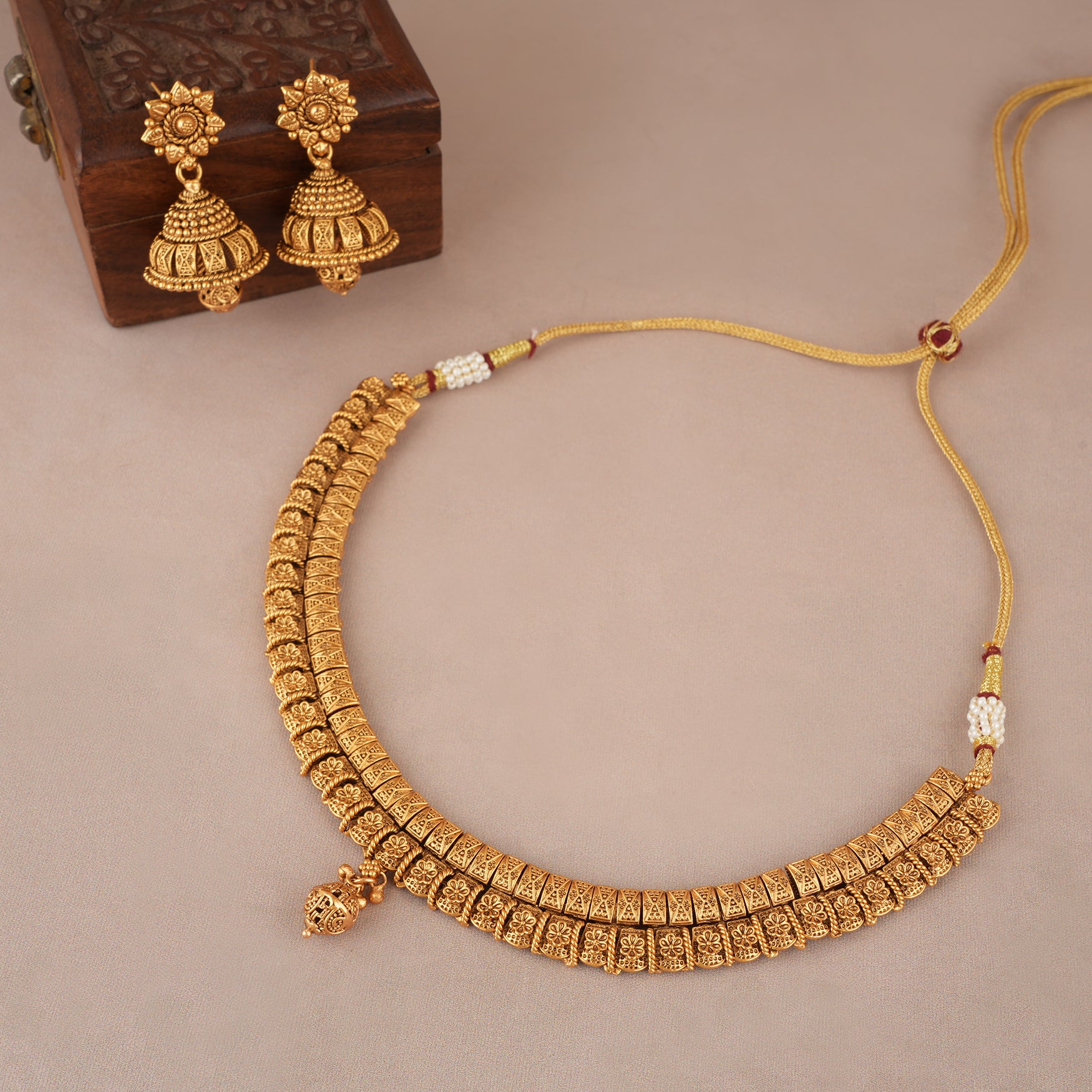 Plain elegant antique gold carved neckalce set