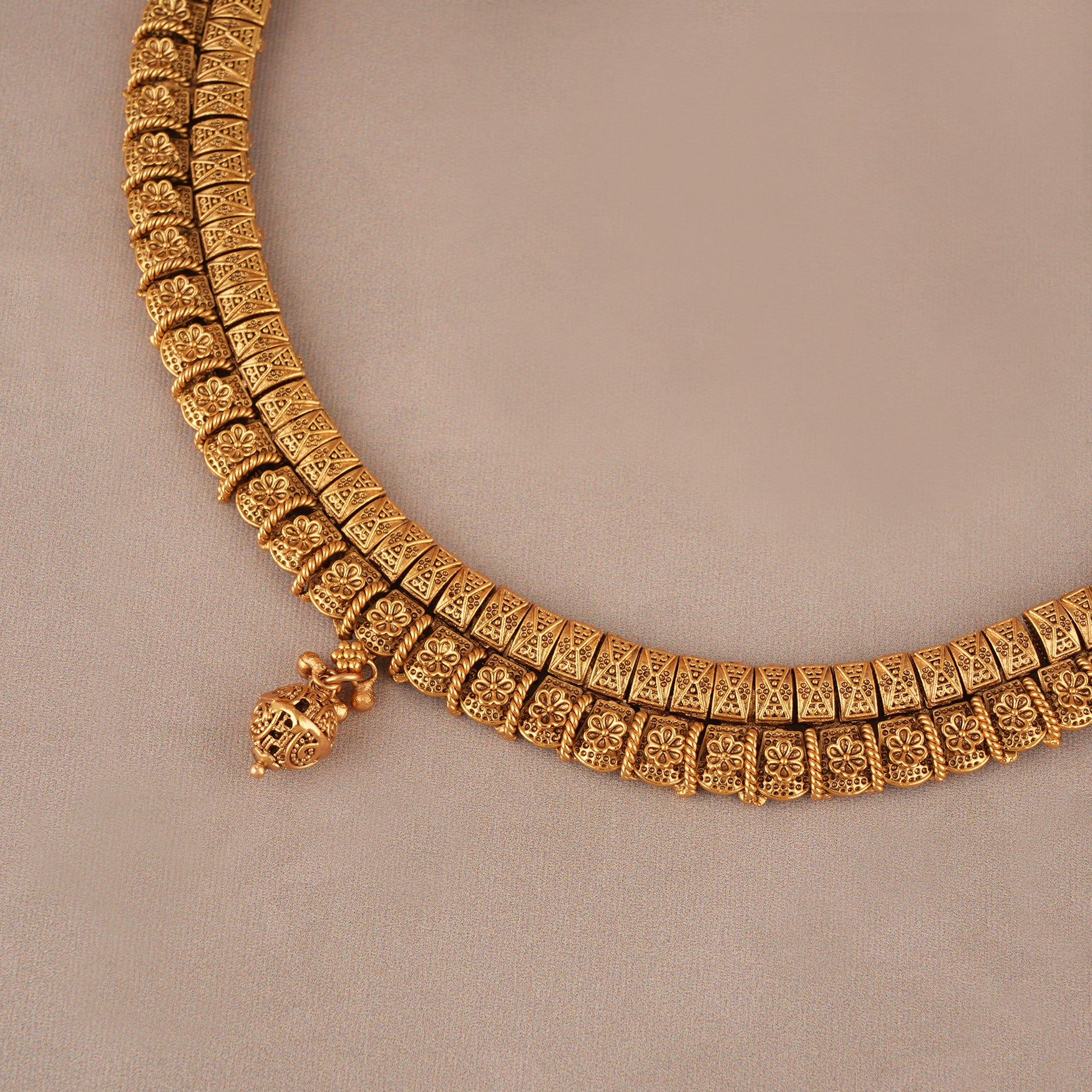 Plain elegant antique gold carved neckalce set