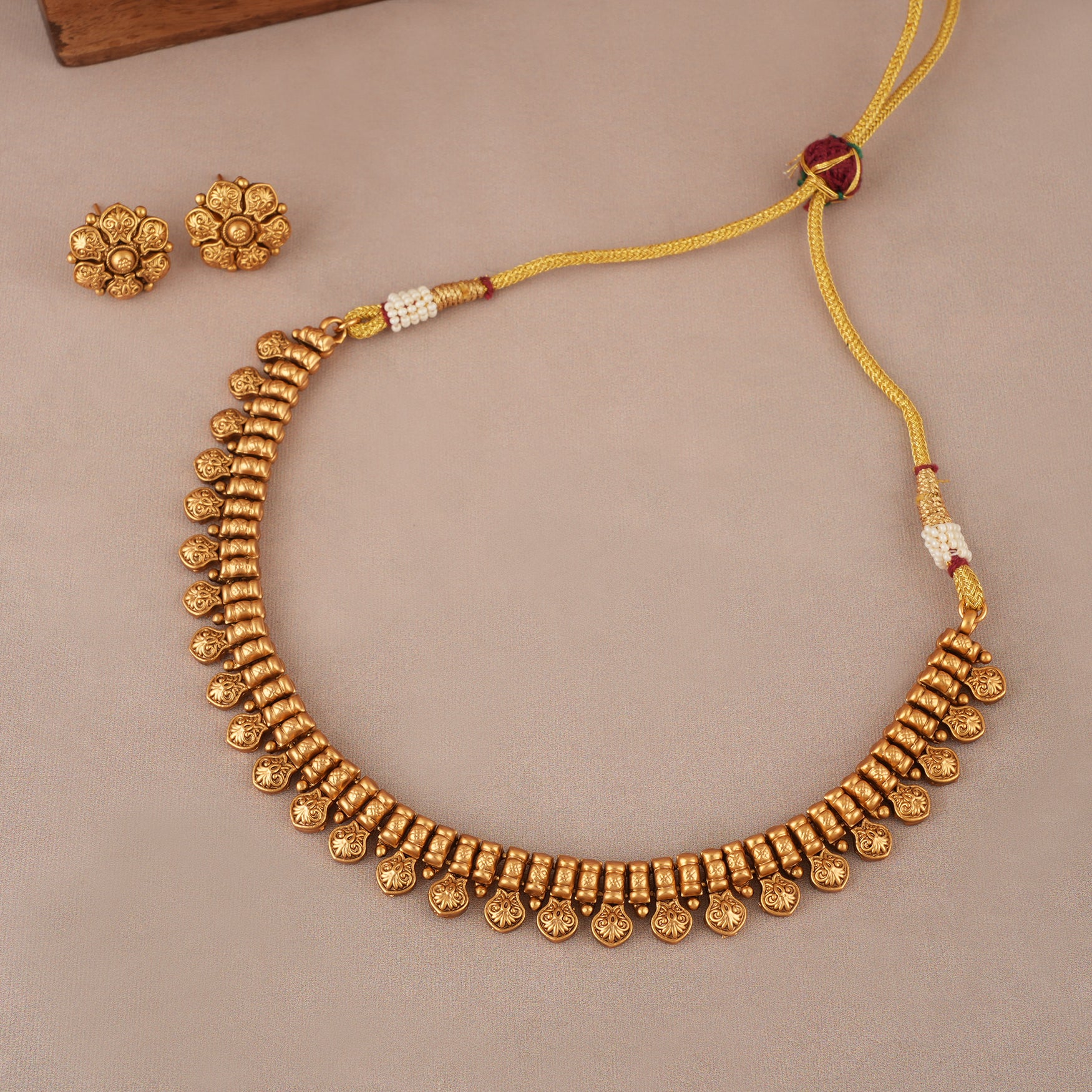 Elegant antique gold plain necklace set with stud earring