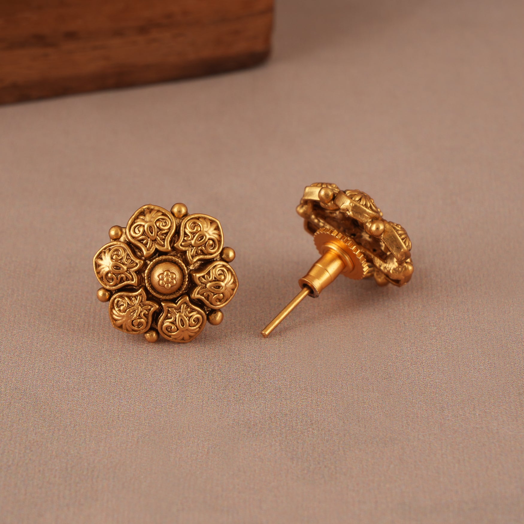 Elegant antique gold plain necklace set with stud earring