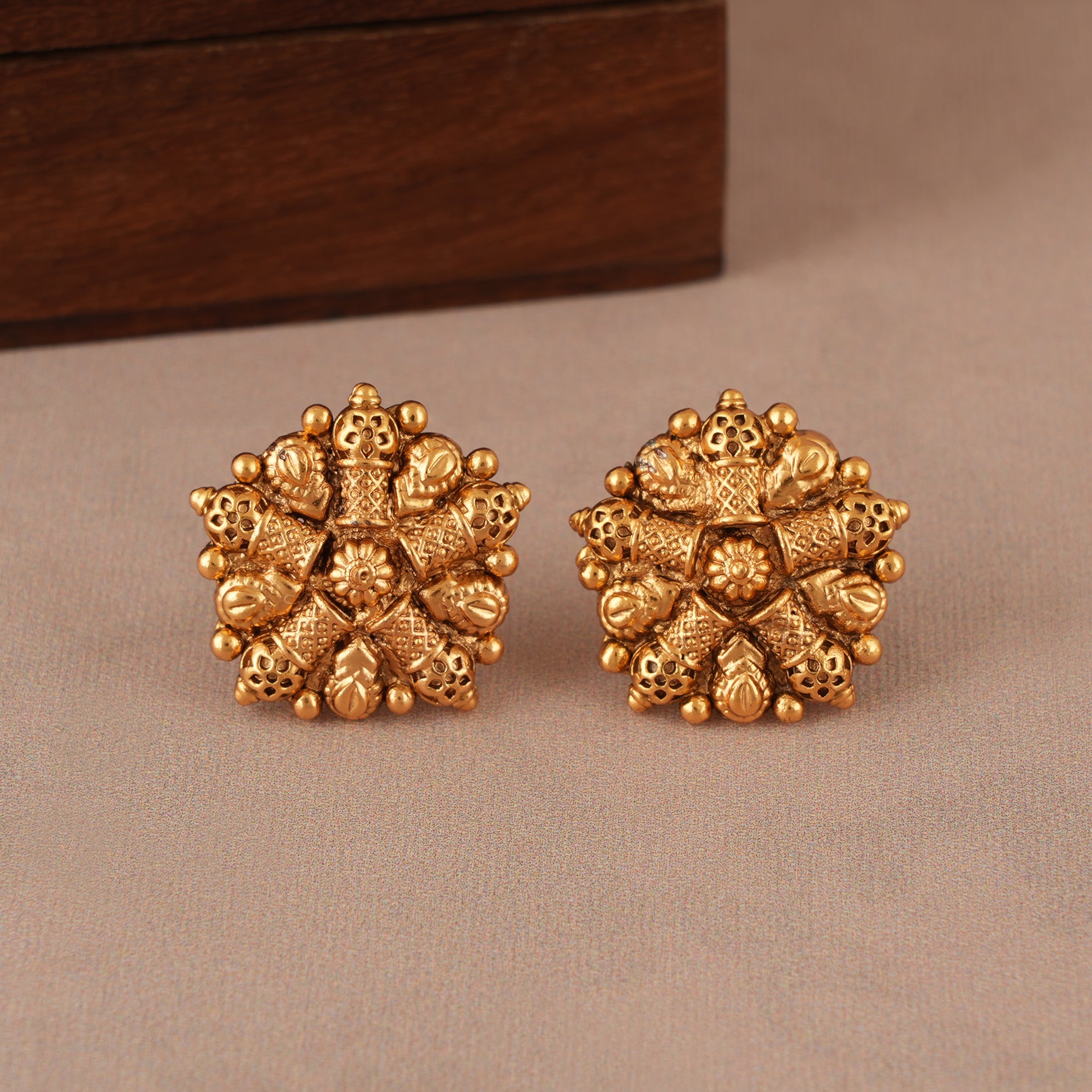 Plain antique gold choker necklace set