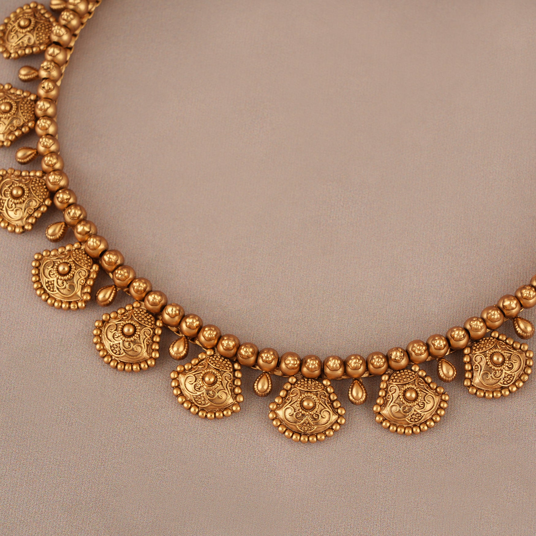 Stunning carved plain antique gold necklace set