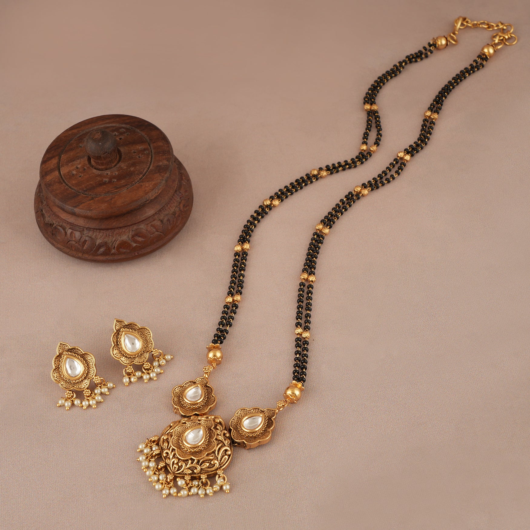 Long antique gold kundan mangalstura set