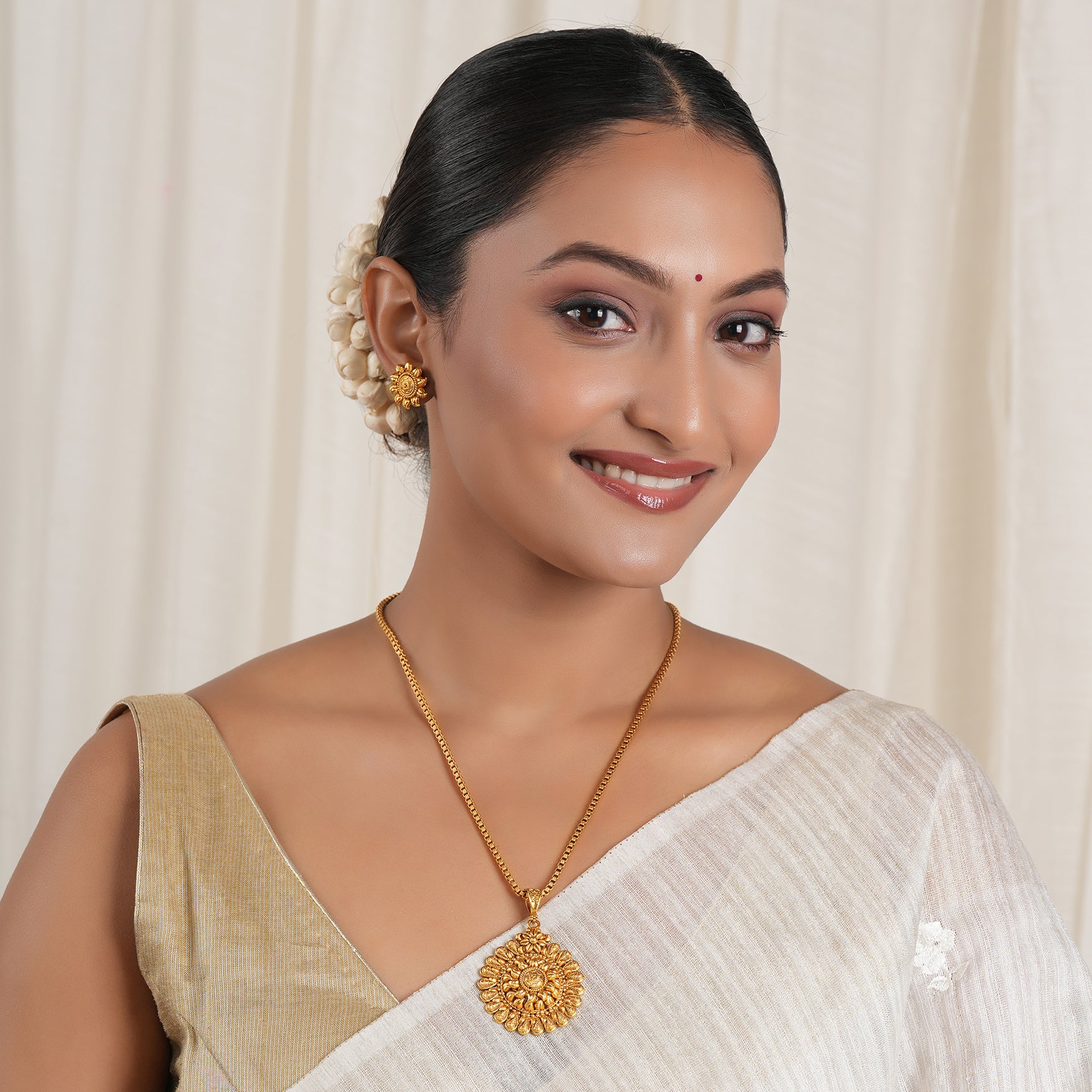 Amazing antique gold floral plain pendant set