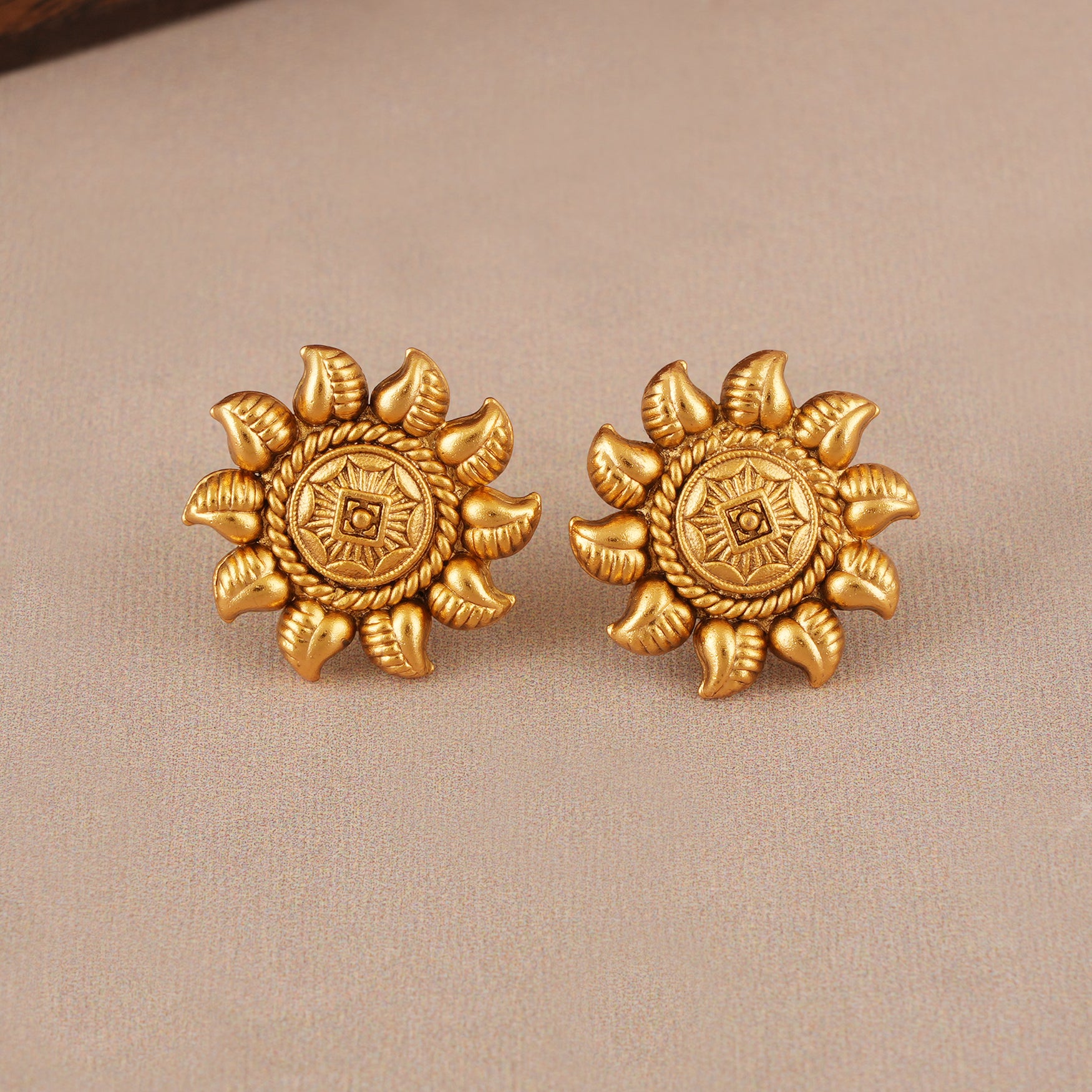 Amazing antique gold floral plain pendant set