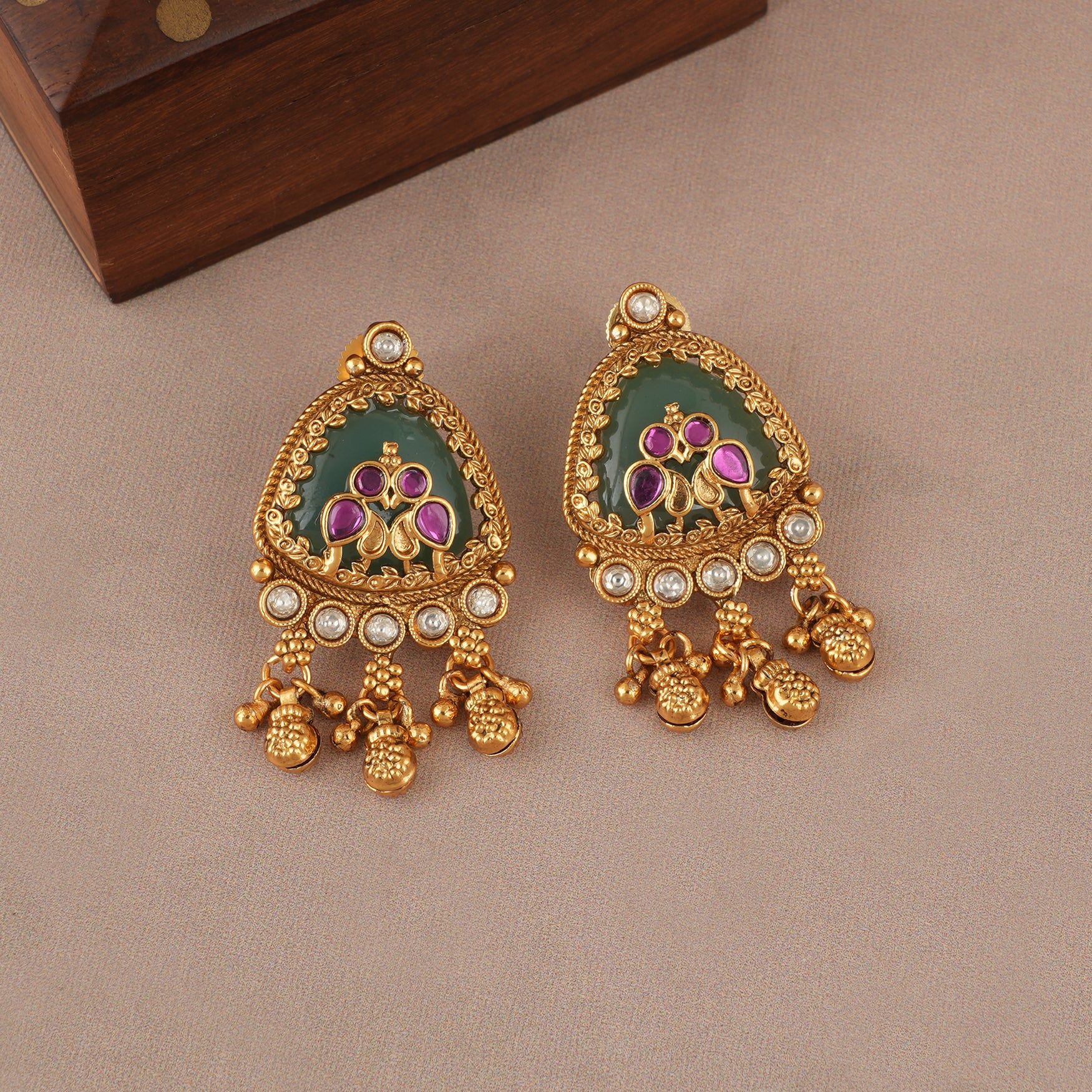 Stunning antique gold stone pearl choker set