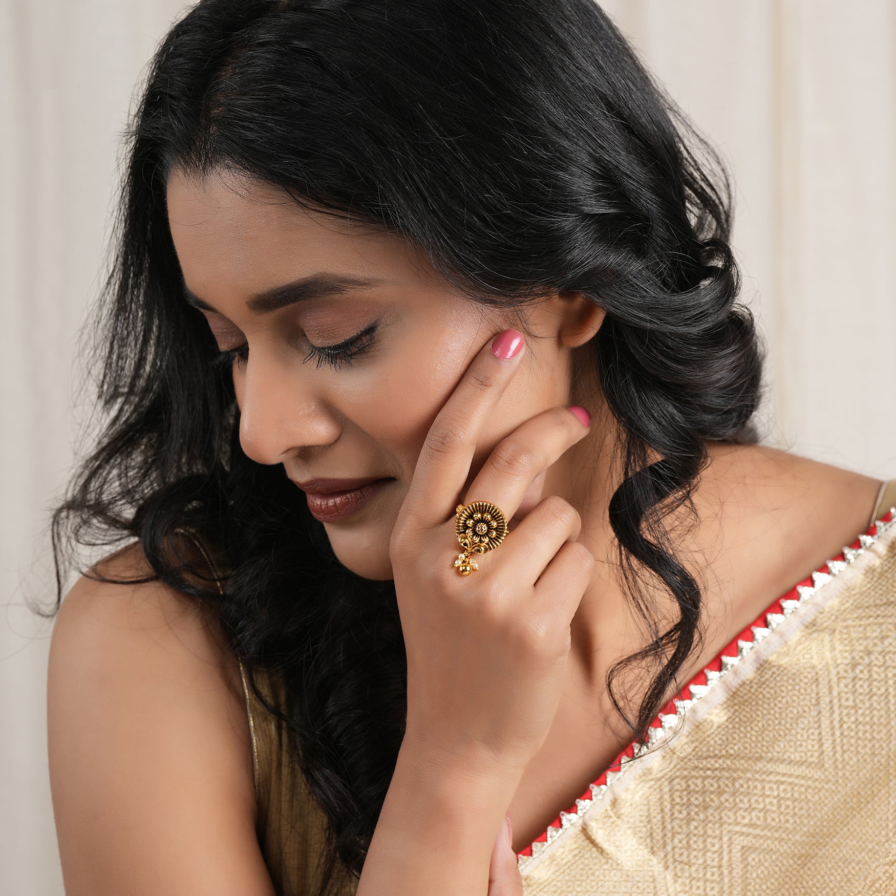 Elegant sleek floral antique gold finger ring