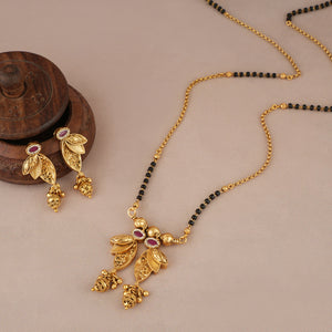 Sleek stone antique gold mangalsutra set