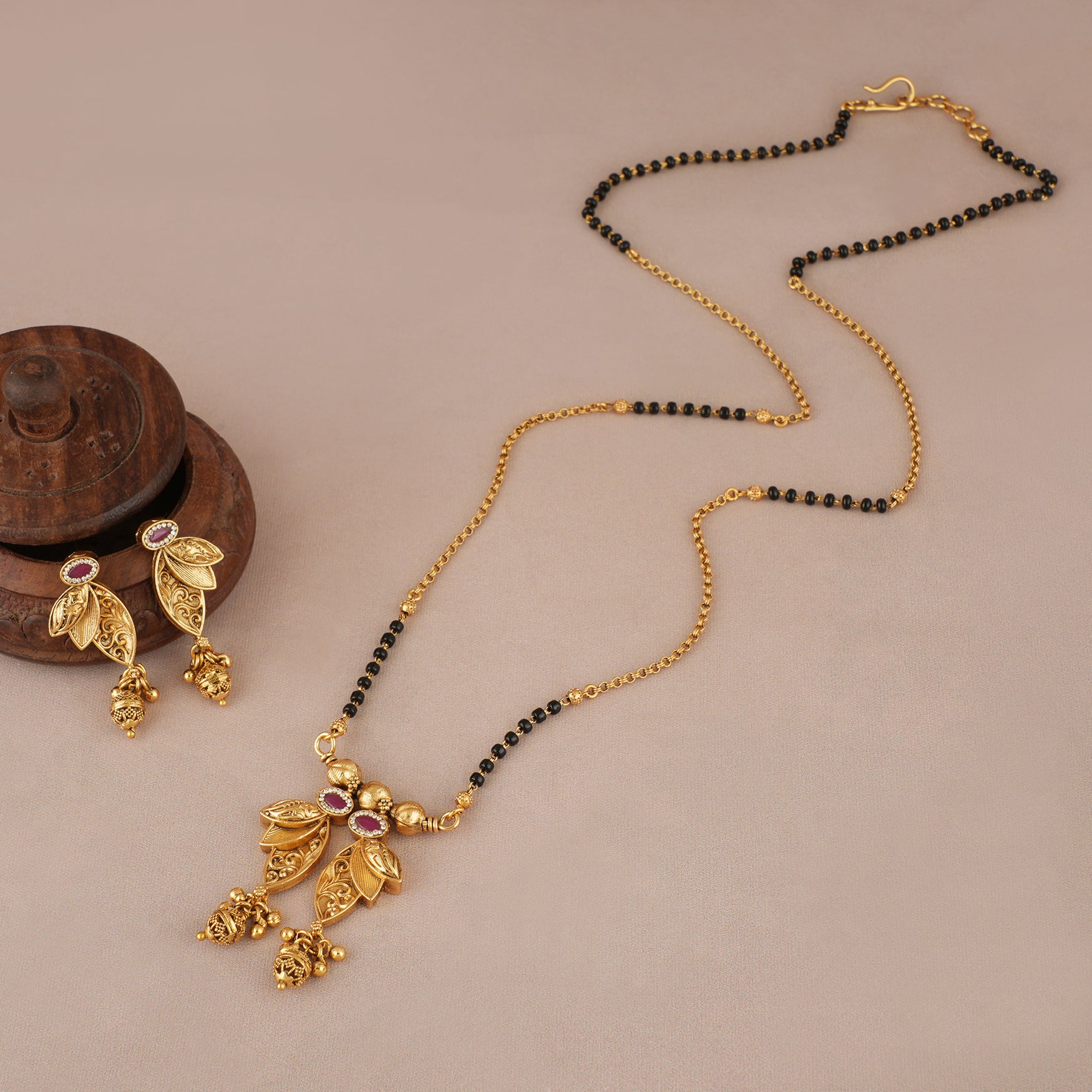 Sleek stone antique gold mangalsutra set