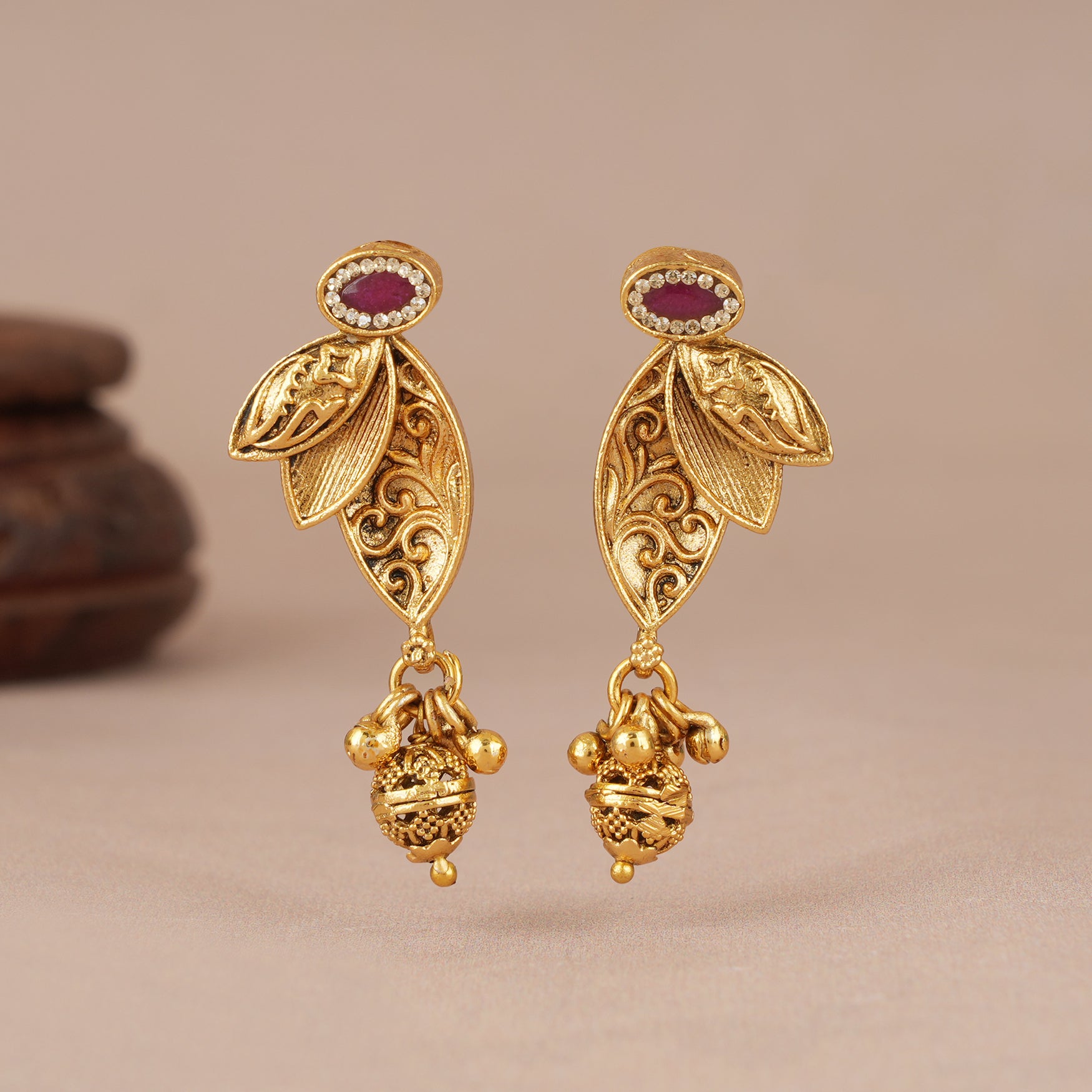 Sleek stone antique gold mangalsutra set