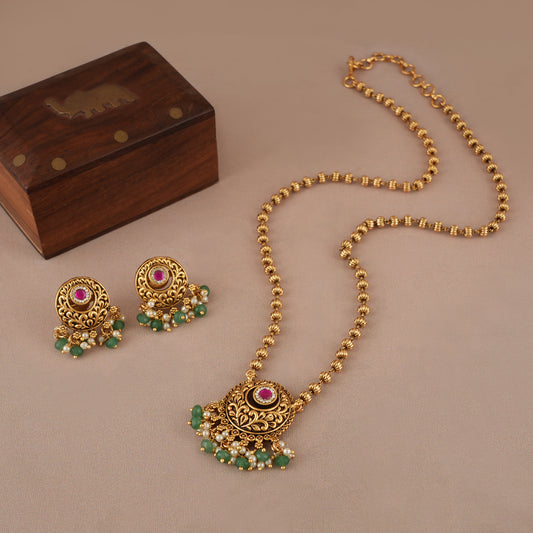 Beautiful stone sleek antique gold pendant set