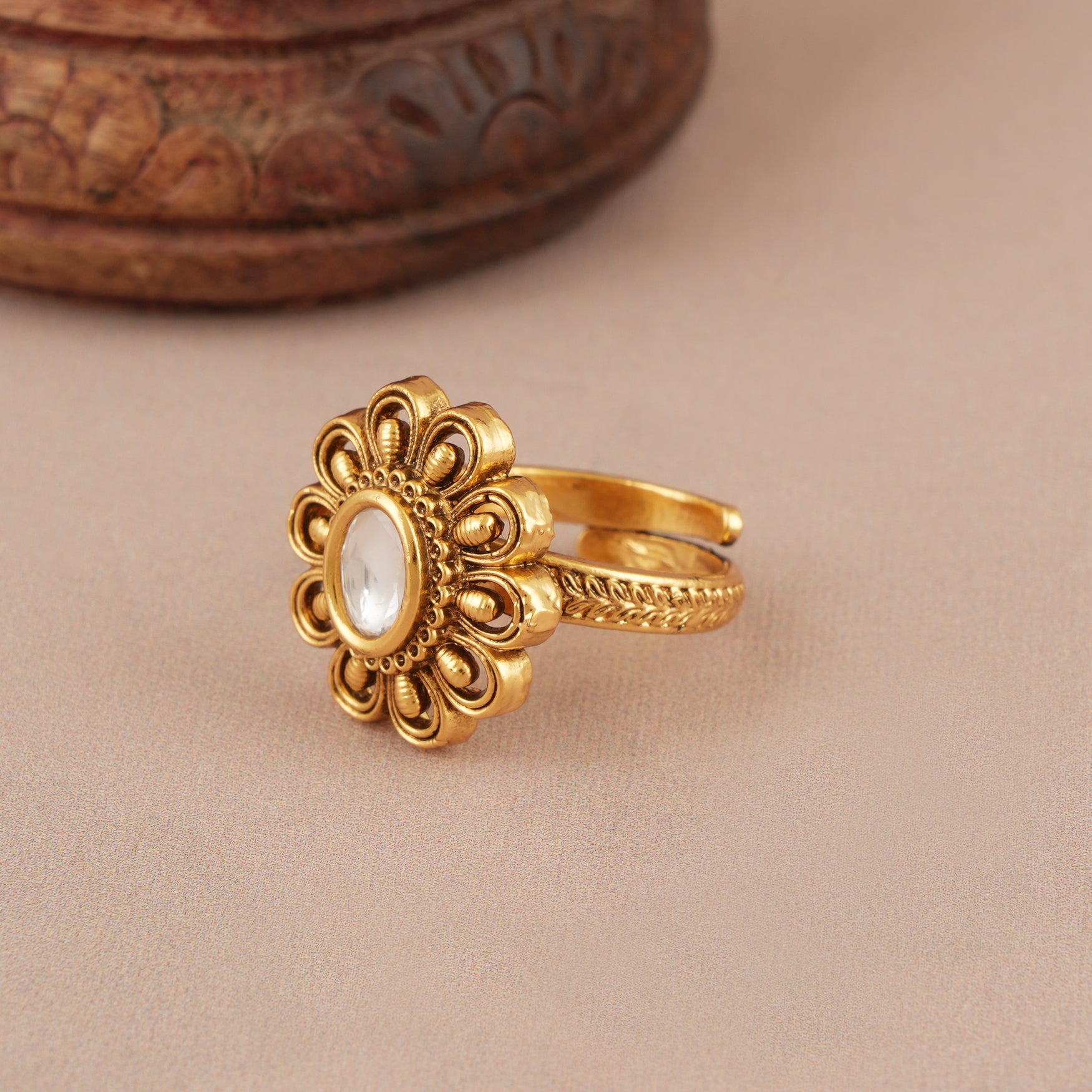 Cute oval floral kundan gold ring