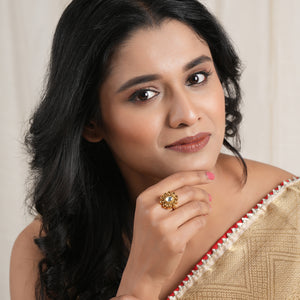 Cute oval floral kundan gold ring