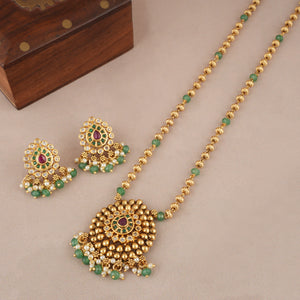 Stunning emerald antique gold pendant set