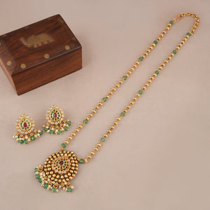 Stunning emerald antique gold pendant set