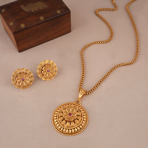 Stunning floral antqiue gold pendant  with studs