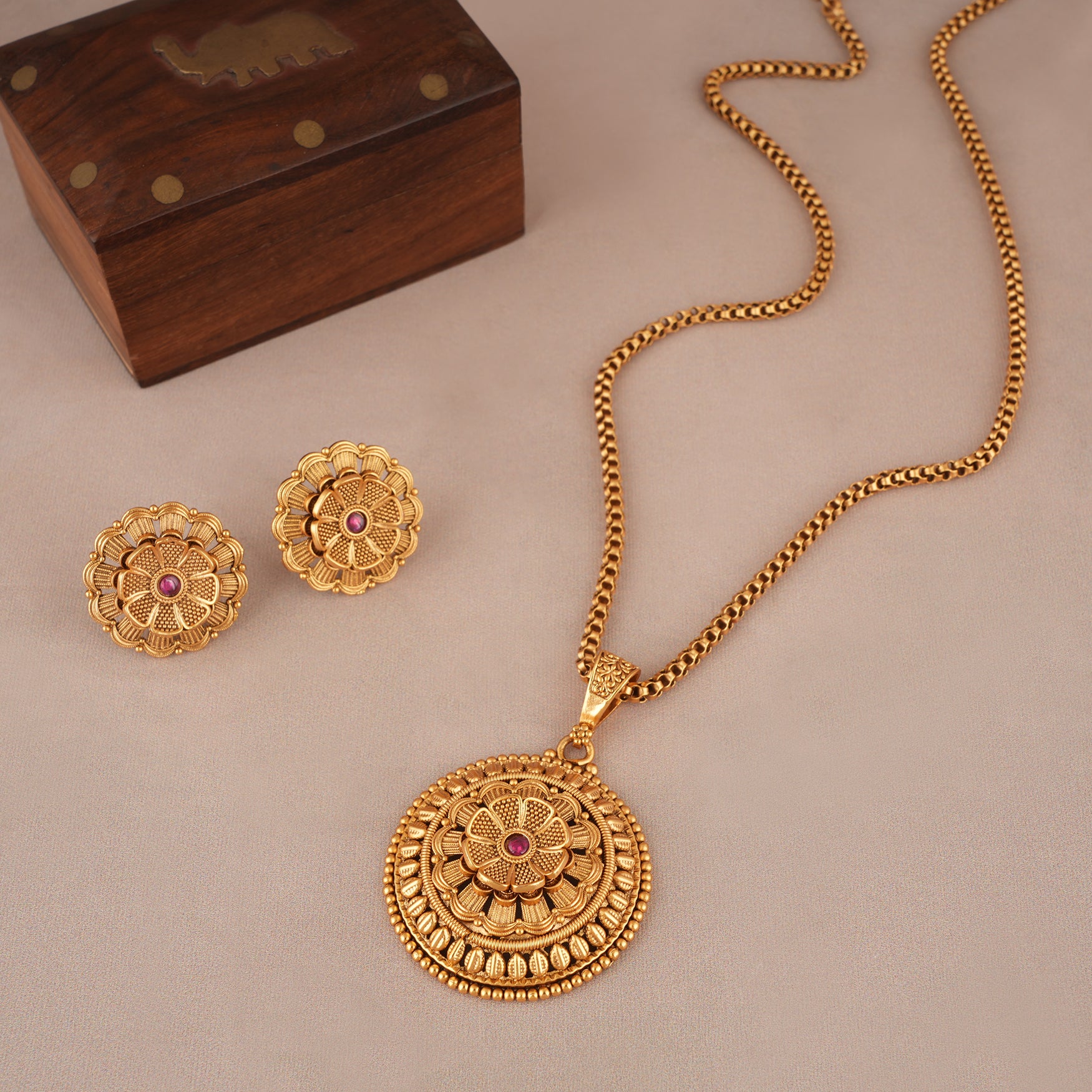Stunning floral antqiue gold pendant  with studs
