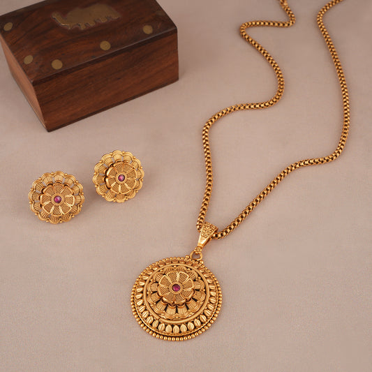 Stunning floral antqiue gold pendant  with studs